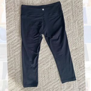 Black Lululemon Capri leggings